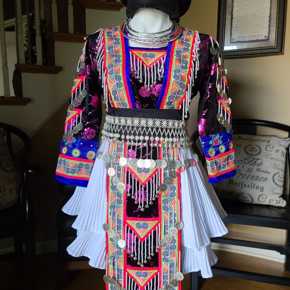 Hmong outfit embroidered - Picture 1 of 4